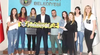 Alaşehirli 'Sarı Melekler' 8 Oyuncu ile Sözleşme İmzaladı