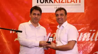 Kızılay Kan Bağışçılarına Madalya Taktı