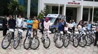 Artvin'de Başarılı Öğrenciler Ödüllendirildi