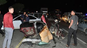 Otomobil Parçalara Ayrıldı: 3 Ölü, 8 Yaralı