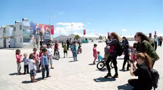 Yabancı Gazeteciler, Kahramanmaraş'taki Geçici Barınma Merkezi'ni Gezdi