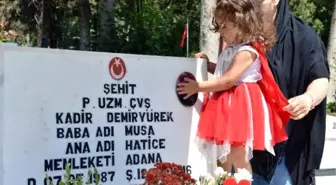 3 Yaşındaki Lara'dan Şehit Babaya Bayram Ziyareti