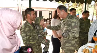 Orgeneral Akar Siirt'te Asker ve Güvenlik Korucularıyla Bayramlaştı