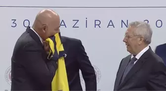 Fenerbahçe ile Sponsorluk Anlaşması Yapan Ferit Şahenk, Formayı Öptü