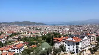 Fethiye'de Asfalt Eriten Sıcaklar Hayatı Durdurdu