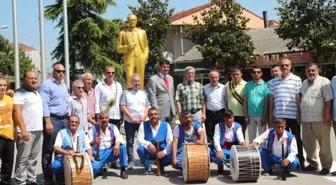 Güreşçi ve Protokol Üyeleri Davul Zurna Eşliğinde Akyazı'da Çarşıyı Gezdi