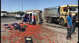 Şanlıurfa'da Minibüs ile Kamyon Çarpıştı: 13 Yaralı