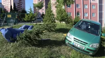 Sürücüsünün El Frenini Çekmeyi Unuttuğu Otomobil, Çocuğa Çarptı