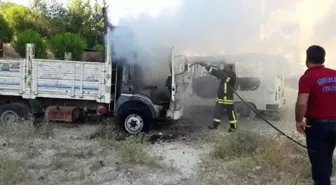 Adıyaman'da Terkedilmiş Kamyonet Yandı