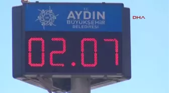 Aydın Sokak Hayvanlarını Buzla Serinletiyor