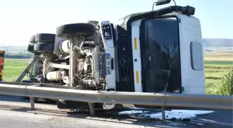 Devrilen Beton Mikseri Yolu Trafiğe Kapattı