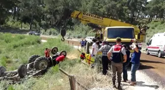 Devrilen Traktörün Altında Kalan Çift Öldü, Torunları Yaralandı