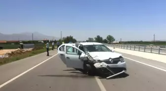 Karaman'da Otomobil ile Hafif Ticari Araç Çarpıştı: 3 Yaralı