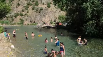 Munzur'da Çatışmaların Gölgesinde Plaj Keyfi