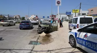 Hatay'da İki Otomobil Çarpıştı: 2 Yaralı