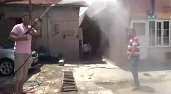 Oto Yıkamacıdan Vatandaşlara Serinletme Hizmeti