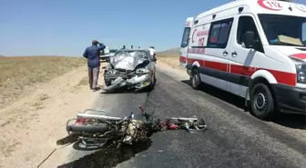 Afyonkarahisar'da Motosiklet ile Otomobil Kafa Kafaya Çarpıştı: 1 Ölü, 1 Yaralı