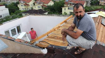 Kocaeli'de Fırtına Çatıları Uçurup Ağaçları Devirirken Balkondaki Çamaşırlığı da Es Geçmedi