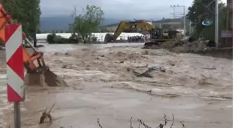 Dere Yatağı Taştı, Beldeye Ulaşım Kapandı