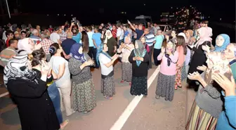 Yangın 3 Gündür Söndürülemeyince Köylüler Gece Yarısı Yol Kapattı