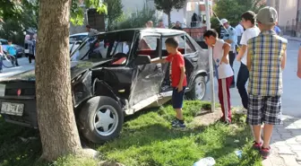 Otomobiller Çarpıştı, Mahallenin Çocuklar Kazayı İnceledi