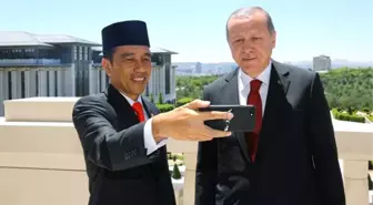 Erdoğan ve Widodo, Külliye'nin Balkonunda Özçekim Yaptı