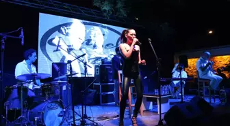 Sibel Tüzün'den Muhteşem Performans