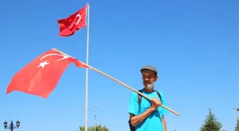 63 Yaşındaki Adam Elinde Türk Bayrağıyla Ankara'ya Yürüyor