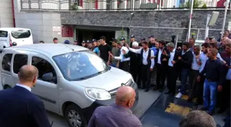Bıçakla 3 Vatandaşı Yaralayan Eski Başkan, Alkışlarla Cezaevine Gönderildi