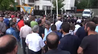 Erzurum Bıçakla 3 Kişiyi Yaralayan Eski Başkan, Alkışlarla Cezaevine Gitti
