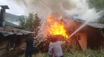 Evlerinin Yanışını Gözyaşları Içinde Izlediler