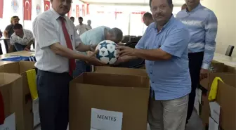 Fındıkpınarı Futbol Turnuvası Öncesi Takımlara Malzemeleri Dağıtıldı