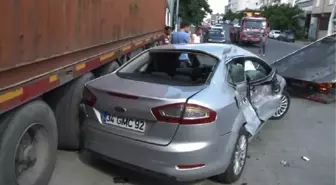 Kamyon ve TIR Arasında Kalan Otomobil Hurdaya Döndü