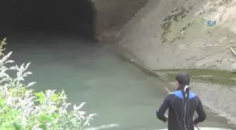 Kanala Devrilen Otomobilde Suya Düşen Genç 2 Gündür Aranıyor