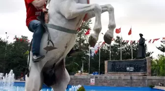 Kortej Yürüyüşünde Ciritcinin Gösterisi İlgi Çekti