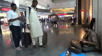Müzikle Para Kazanarak Dünyayı Geziyor