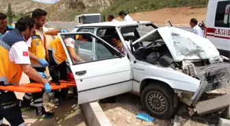 Adana'da Otomobil Kaldırıma Çarptı