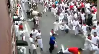 İspanya'da Kızgın Boğalar Onlarca İnsanı Yerlerde Sürükledi, Her Şey Canlı Yayında Oldu!