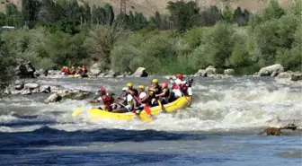 Kemah'tan Geçen Karasu'da Rafting Yapıldı