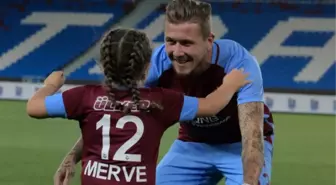 Kucka, İmzayı Attı, Lösemi Hastası Minik Merve'ye Formayı Verdi