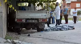 Otomobille Çarpışan Kamyonet, Yol Kenarındaki Kadınları Ezdi: 1 Ölü, 7 Yaralı