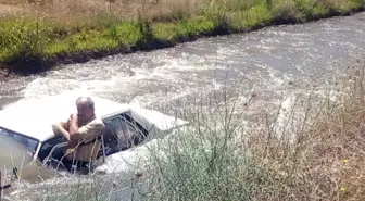 Sulama Kanalına Uçan Araçta Kurtarılmayı Bekledi