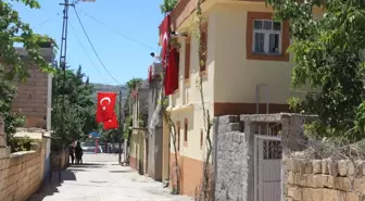 Adıyamanlı Şehidin Evine ve Sokaklara Türk Bayrakları Asıldı