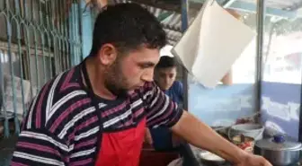 Ütü Tost' Yemek İçin Kuyruğa Giriyorlar