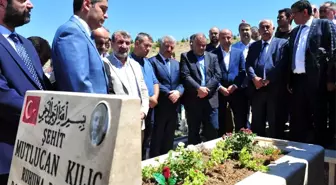 Bakan Arslan 15 Temmuz Şehidi Mutlucan Kılıç'ın Kabrini Ziyaret Etti