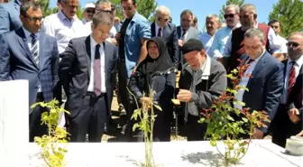 Başbakan Yardımcısı Canikli, 15 Temmuz Şehidi Sağaz'ın Mezarını Ziyaret Etti