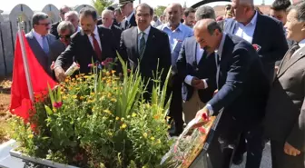 Cumhurbaşkanı Erdoğan'a Suikast Girişiminde Şehit Olan Polis Mezarı Başında Anıldı