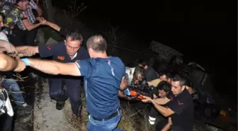 Dereye Devrilen Trraktörün Altında Kalan Sürücüyü İtfaiye Kurtardı