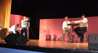 Sağlık Çalışanları Bu Kez Sahnede Güldürdü