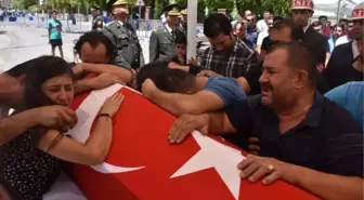 Cinnet Getiren Erin Şehit Ettiği 2 Asker, İzmir'de Toprağa Verildi